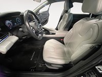 2023 Hyundai Elantra Luxury IVT w/Two-Tone Interior