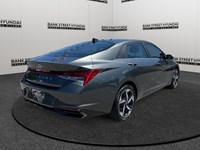2023 Hyundai Elantra Luxury IVT w/Two-Tone Interior