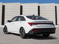 2025 Hyundai Elantra Luxury IVT