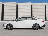 2025 Hyundai Elantra HEV Luxury DCT