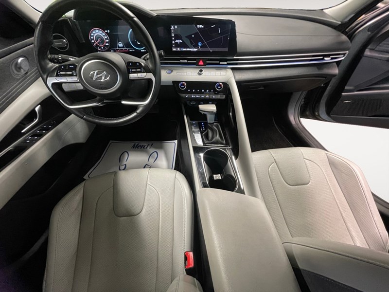 2023 Hyundai Elantra Luxury IVT w/Two-Tone Interior