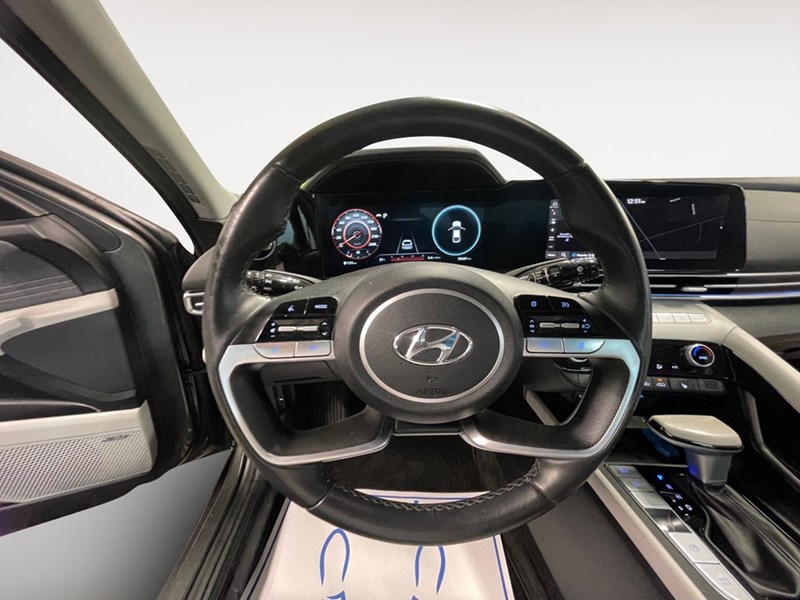 2023 Hyundai Elantra Luxury IVT w/Two-Tone Interior
