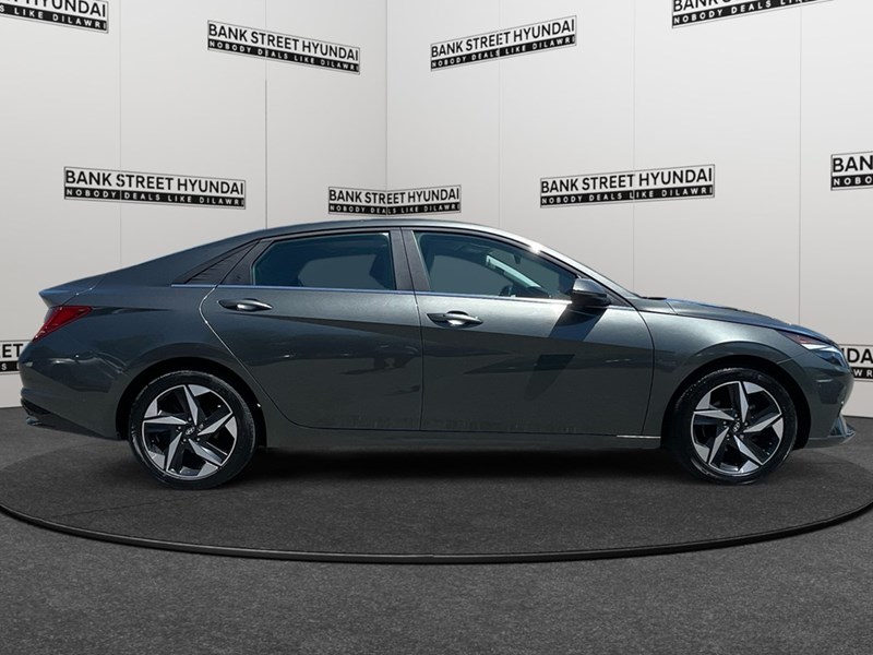 2023 Hyundai Elantra Luxury IVT w/Two-Tone Interior