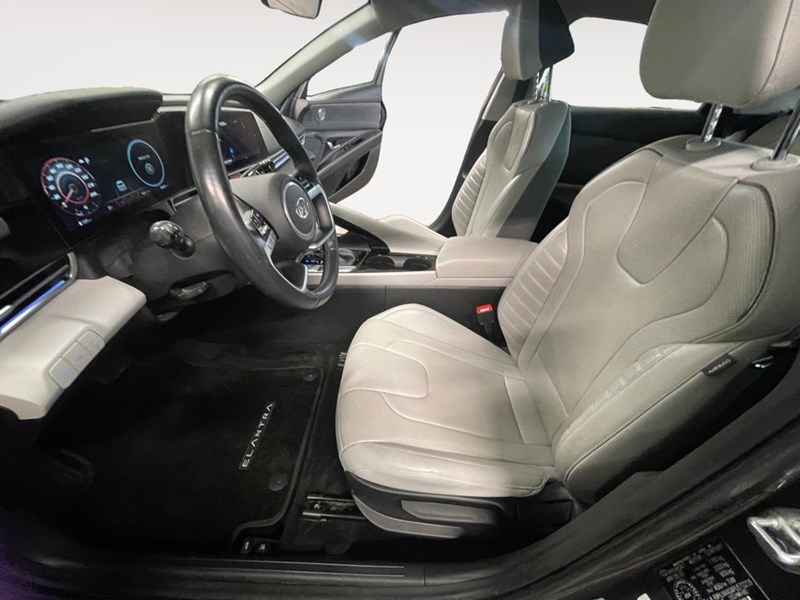 2023 Hyundai Elantra Luxury IVT w/Two-Tone Interior