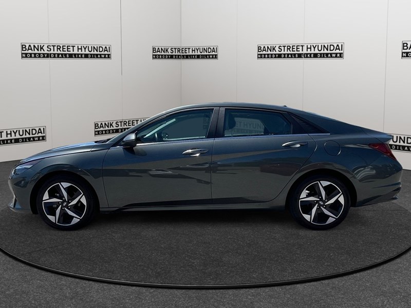 2023 Hyundai Elantra Luxury IVT w/Two-Tone Interior