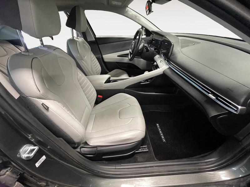 2023 Hyundai Elantra Luxury IVT w/Two-Tone Interior