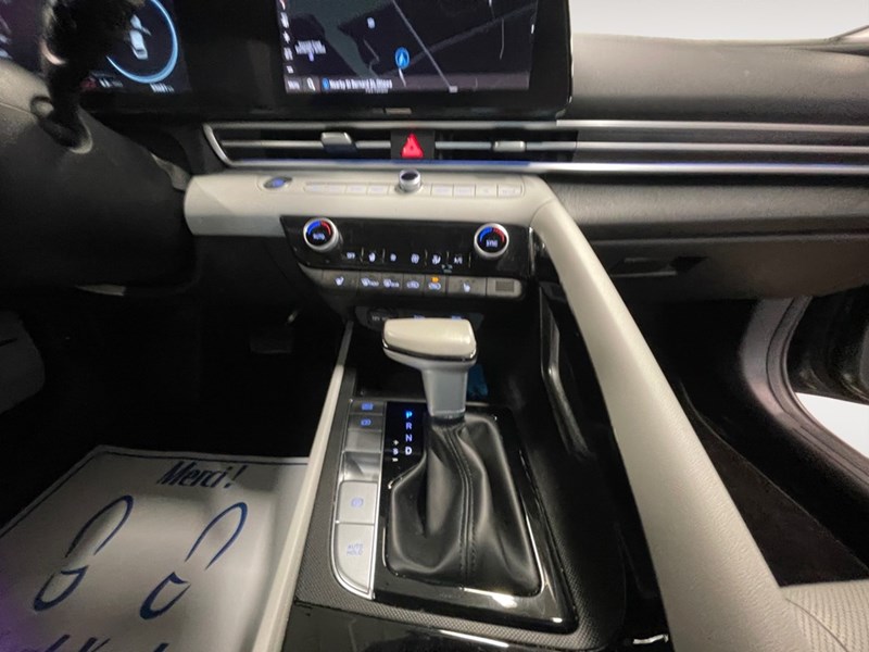 2023 Hyundai Elantra Luxury IVT w/Two-Tone Interior