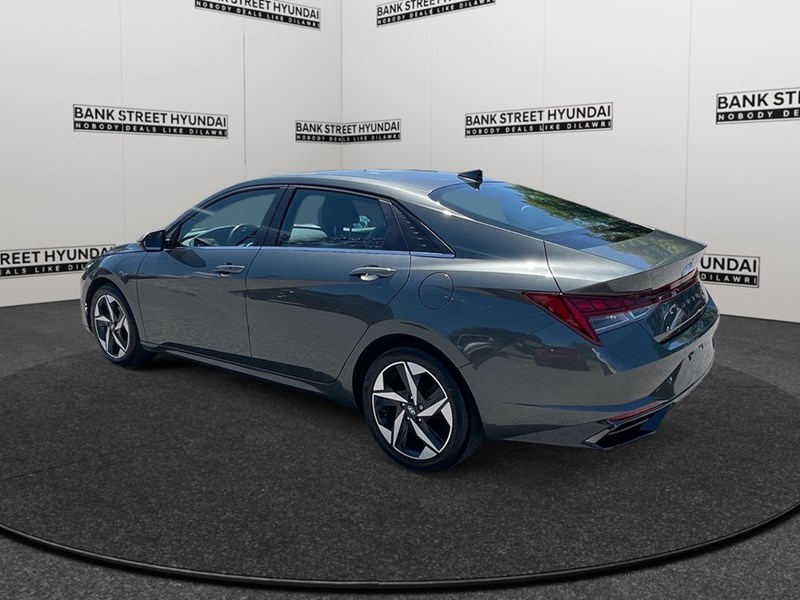 2023 Hyundai Elantra Luxury IVT w/Two-Tone Interior