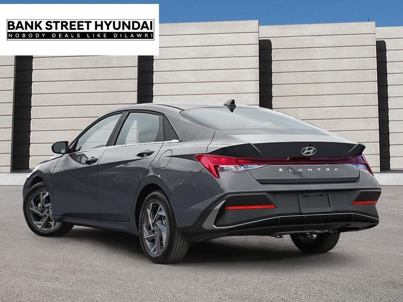 2025 Hyundai Elantra Luxury IVT w/Two-Tone Interior