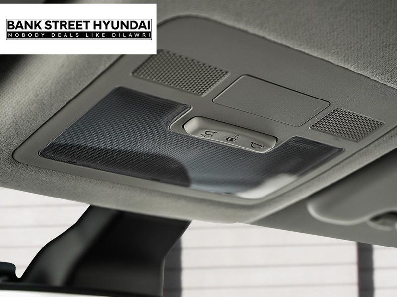 2025 Hyundai Venue Essential IVT w/Two-Tone