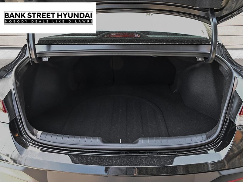 2025 Hyundai Elantra HEV Luxury DCT