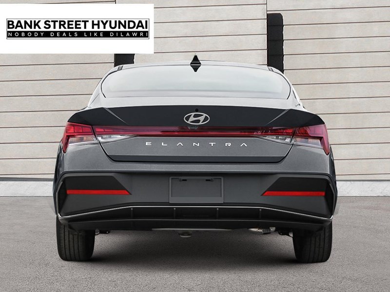 2025 Hyundai Elantra Luxury IVT w/Two-Tone Interior