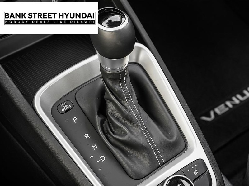 2025 Hyundai Venue Essential IVT w/Two-Tone