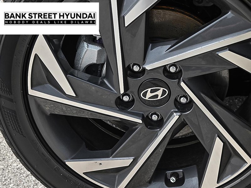 2025 Hyundai Elantra Luxury IVT w/Two-Tone Interior