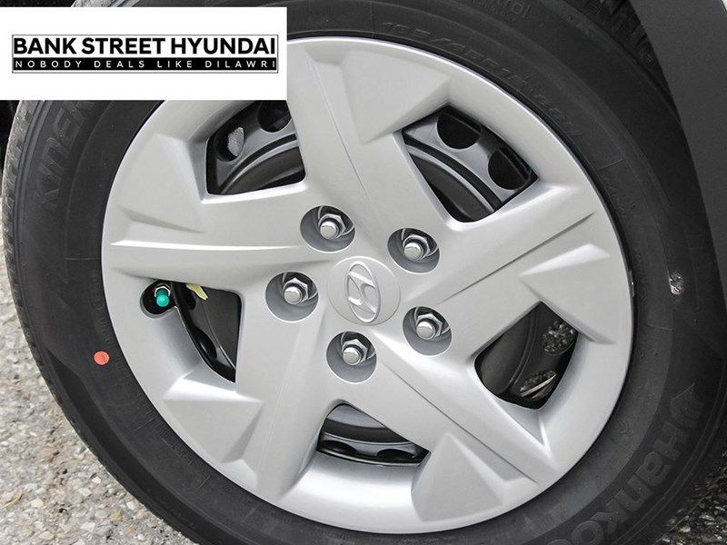 2025 Hyundai Venue Essential IVT w/Two-Tone