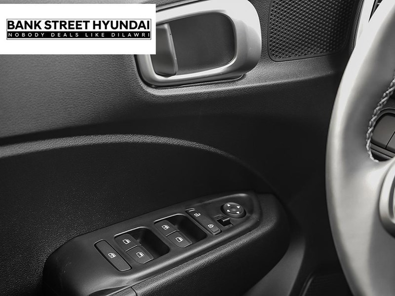 2025 Hyundai Venue Essential IVT w/Two-Tone