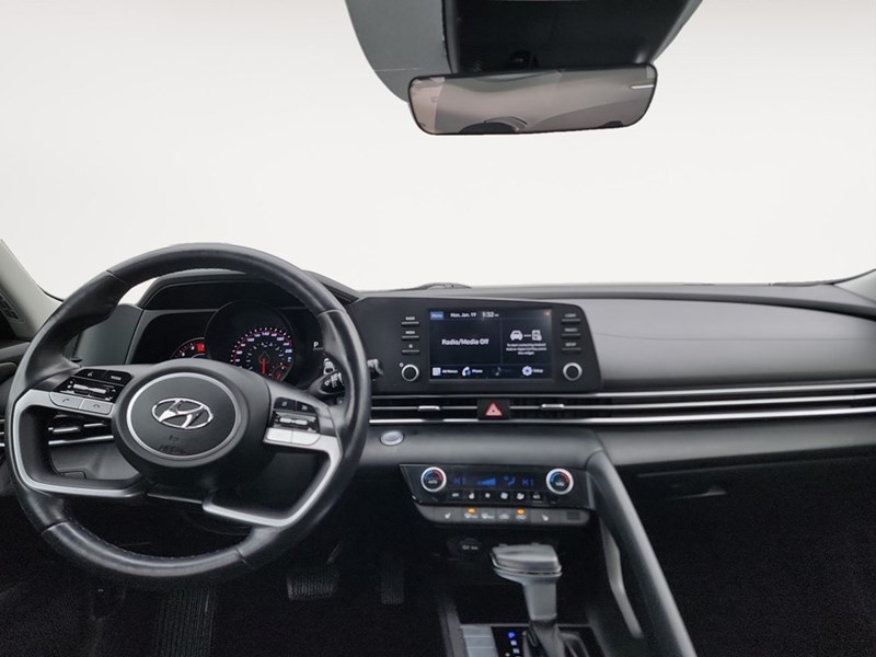 2022 Hyundai Elantra Preferred IVT w/Sun & Tech Package