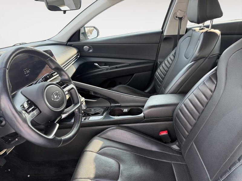 2023 Hyundai Elantra Luxury IVT