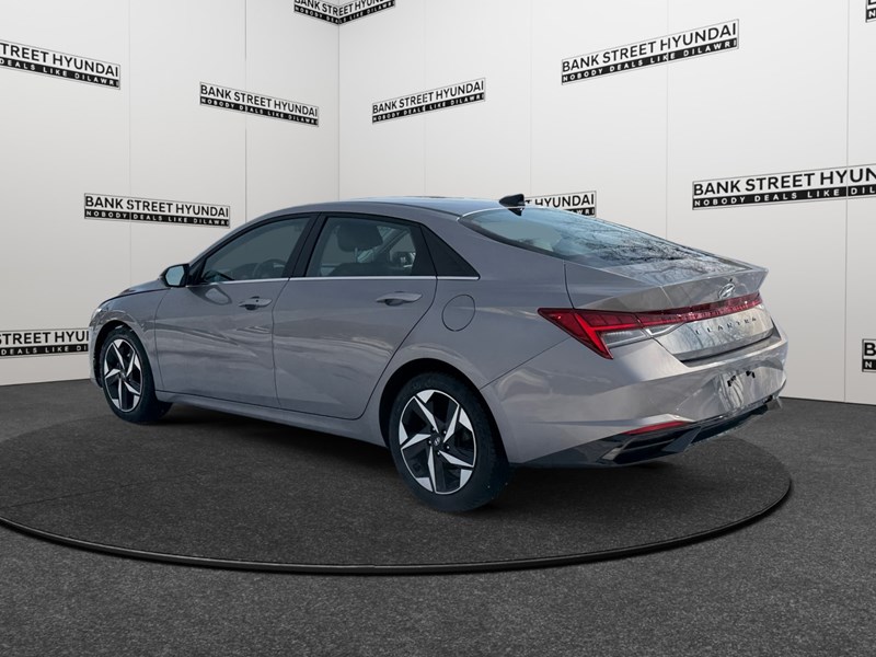 2023 Hyundai Elantra Luxury IVT