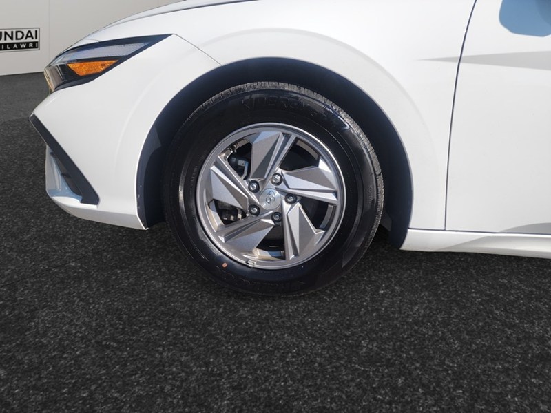 2024 Hyundai Elantra Essential IVT