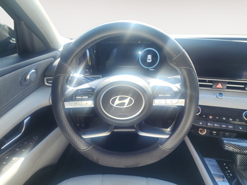 2025 Hyundai Elantra Luxury IVT w/Two-Tone Interior