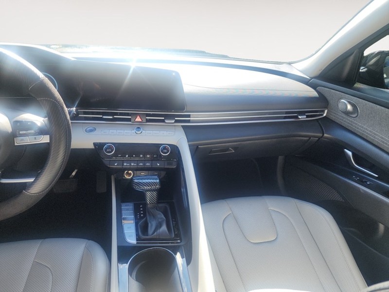 2025 Hyundai Elantra Luxury IVT w/Two-Tone Interior