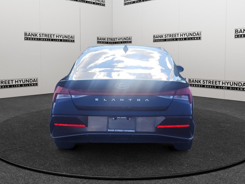 2025 Hyundai Elantra Luxury IVT w/Two-Tone Interior