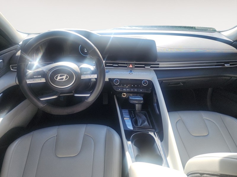 2025 Hyundai Elantra Luxury IVT w/Two-Tone Interior