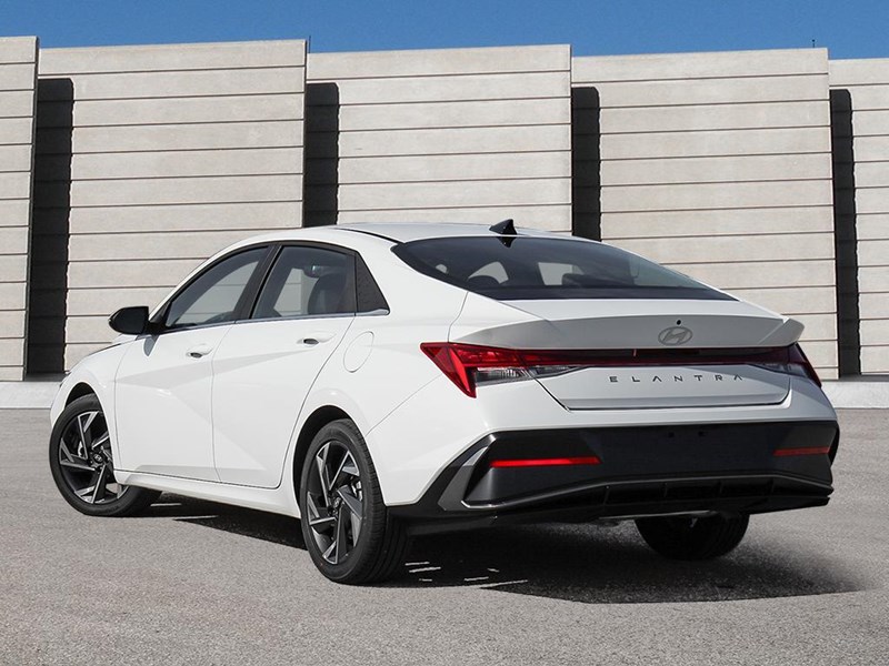 2025 Hyundai Elantra Luxury IVT