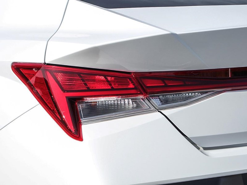 2025 Hyundai Elantra Luxury IVT