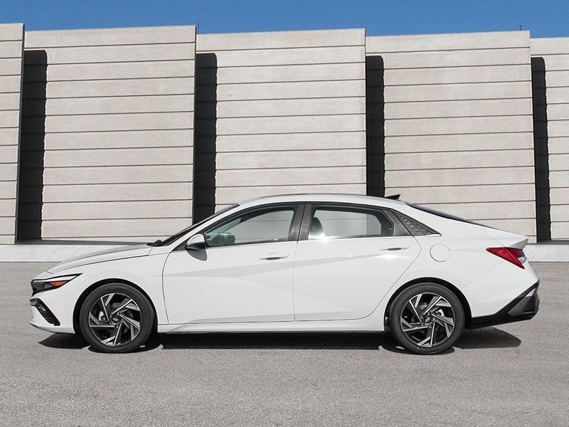 2025 Hyundai Elantra HEV Luxury DCT