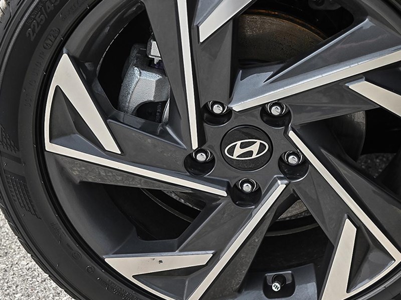 2026 Hyundai Elantra Luxury IVT w/Two-Tone Interior