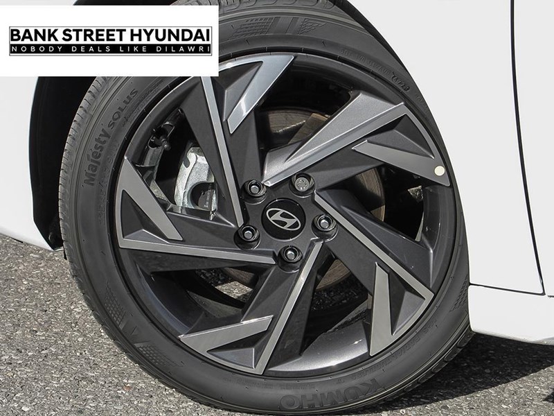 2025 Hyundai Elantra Luxury IVT