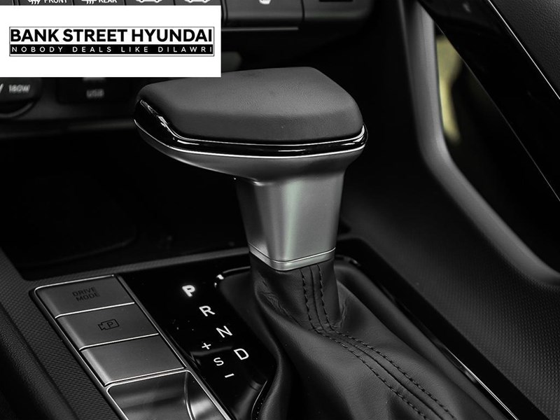 2025 Hyundai Elantra Luxury IVT