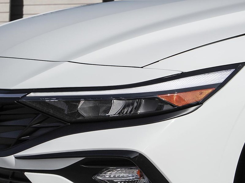 2025 Hyundai Elantra HEV Luxury DCT