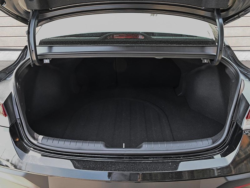 2025 Hyundai Elantra Luxury IVT w/Two-Tone Interior