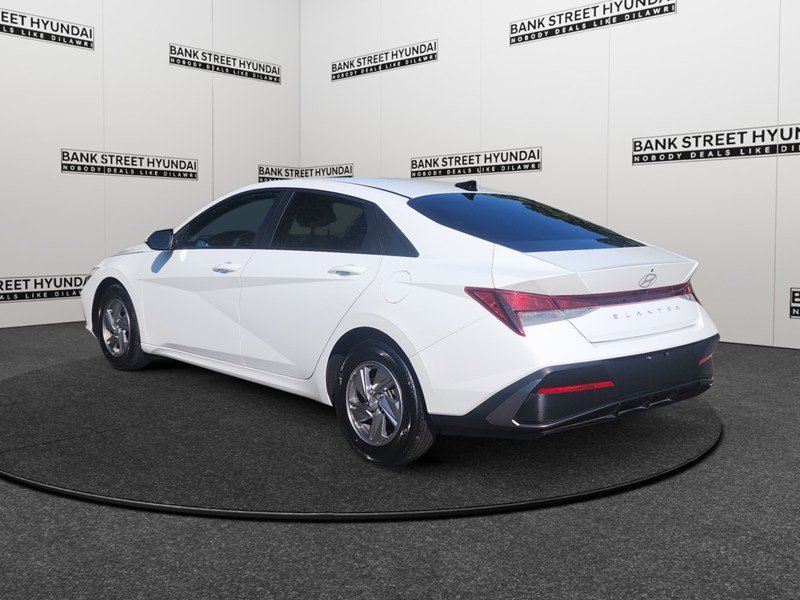 2024 Hyundai Elantra Essential IVT