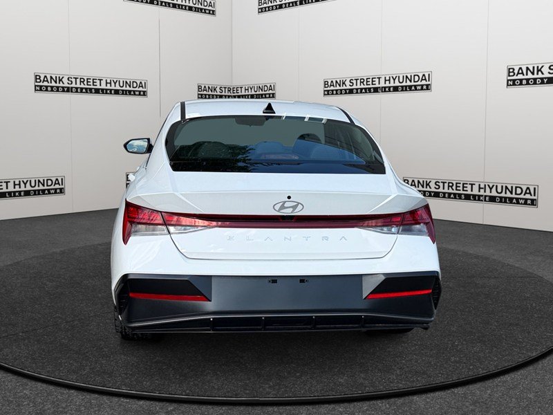 2025 Hyundai Elantra Luxury IVT