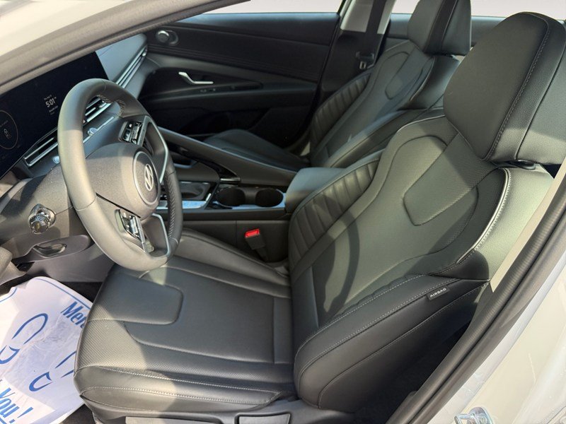 2025 Hyundai Elantra Luxury IVT