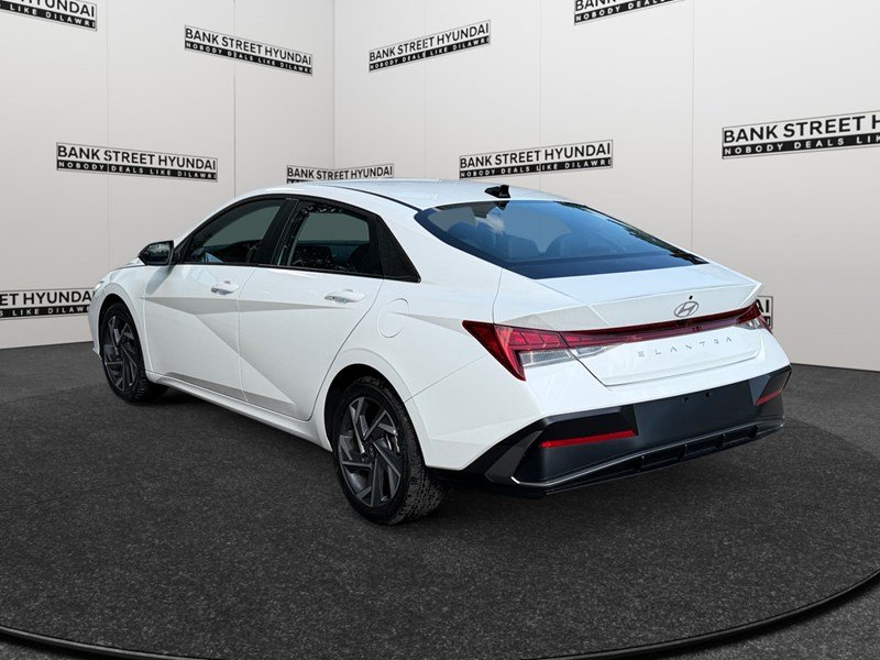 2025 Hyundai Elantra Luxury IVT
