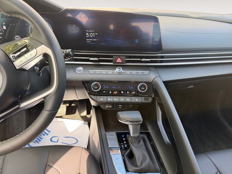 2025 Hyundai Elantra Luxury IVT