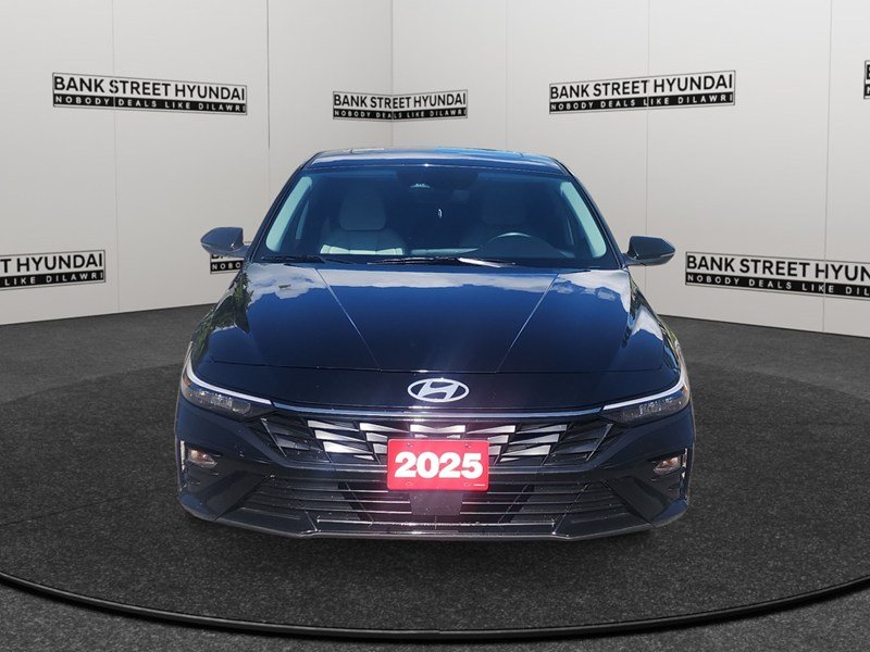 2025 Hyundai Elantra Luxury IVT w/Two-Tone Interior