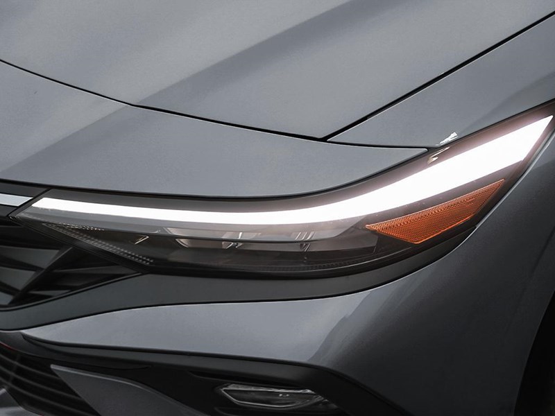 2025 Hyundai Elantra Luxury IVT w/Two-Tone Interior