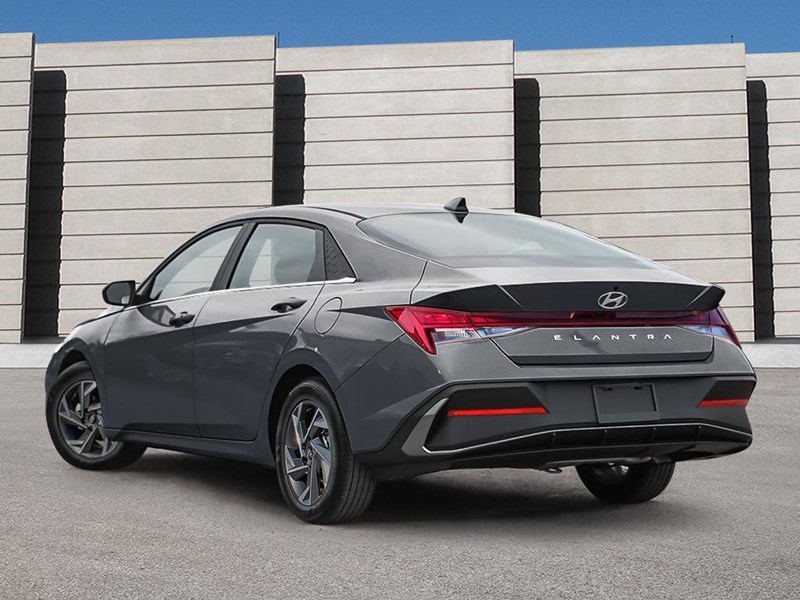 2025 Hyundai Elantra Luxury IVT w/Two-Tone Interior