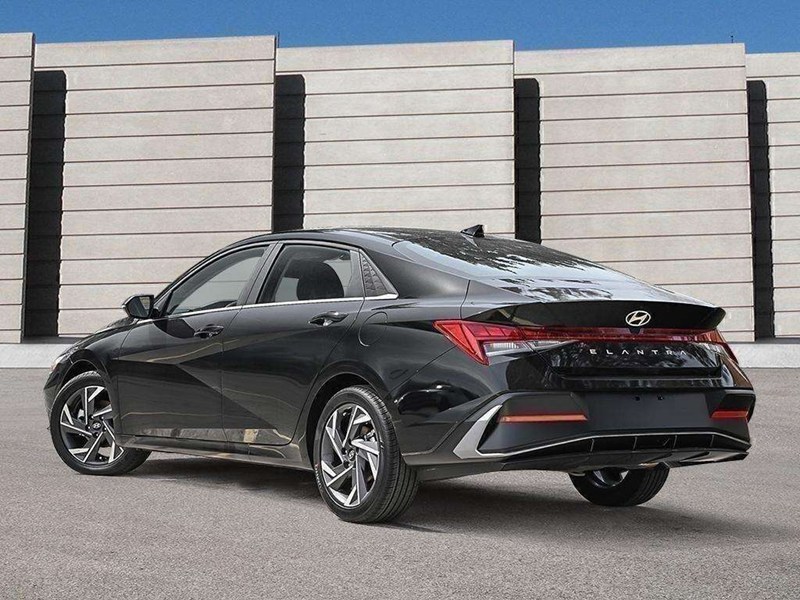 2026 Hyundai Elantra Luxury IVT w/Two-Tone Interior