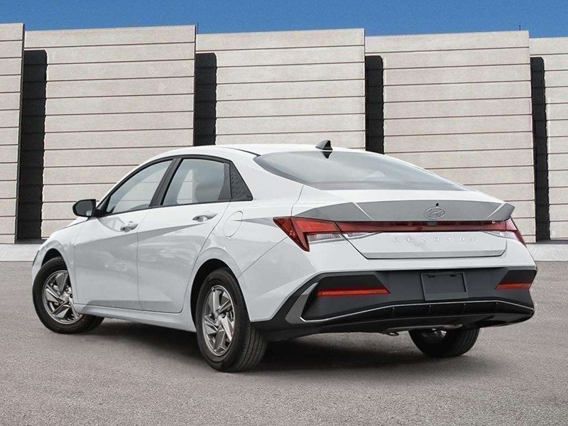 2026 Hyundai Elantra Essential IVT
