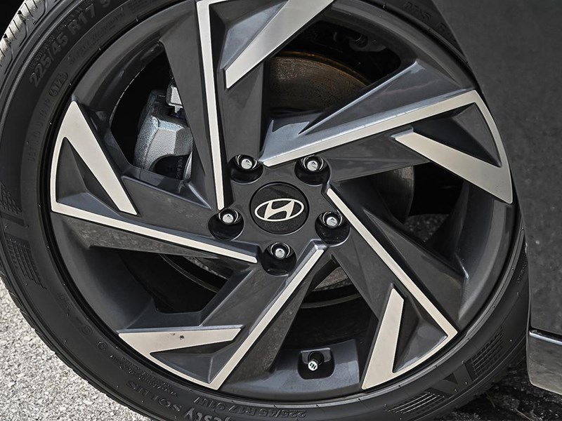 2026 Hyundai Elantra Luxury IVT w/Two-Tone Interior