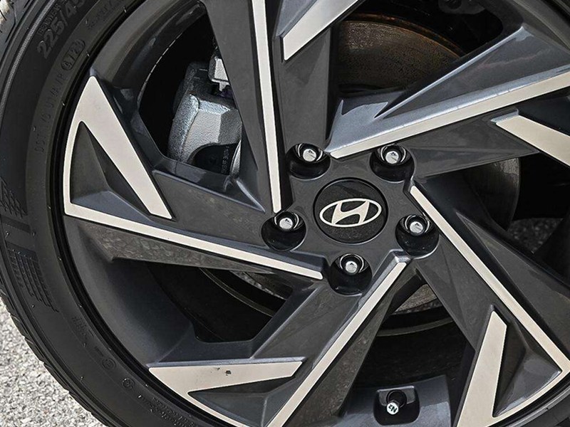 2025 Hyundai Elantra HEV Luxury DCT