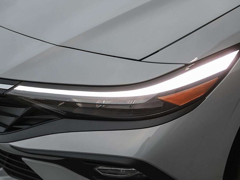 2025 Hyundai Elantra HEV Luxury DCT