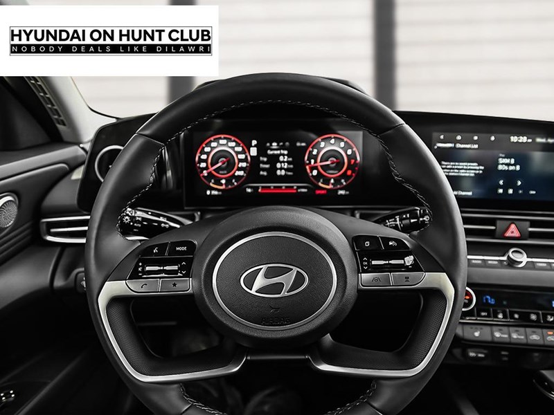 2025 Hyundai Elantra Luxury IVT